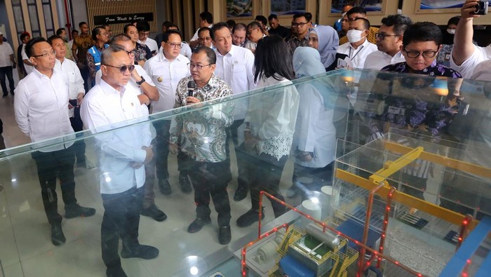 Zulhas mendatangi TPA Benowo Zulhas mendatangi TPA Benowo