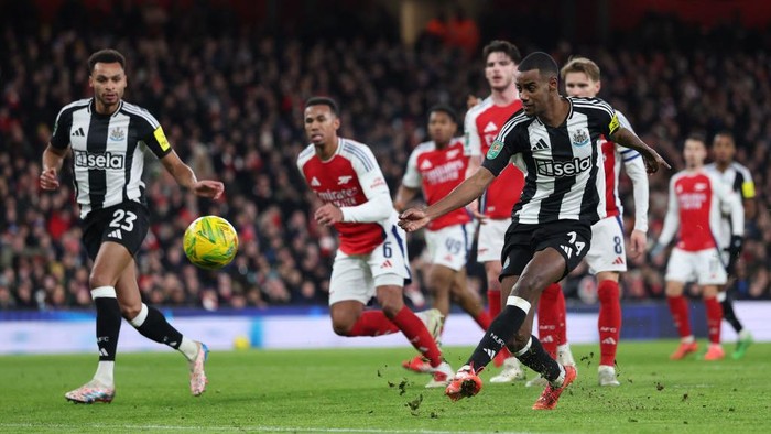 LONDON, ENGLAND - JANUARY 07: Alexander Isak of Newcastle United scores his teams first goal during the Carabao Cup Semi Final First Leg match between Arsenal and Newcastle United at Emirates Stadium on January 07, 2025 in London, England. (Photo by Alex Pantling/Getty Images)