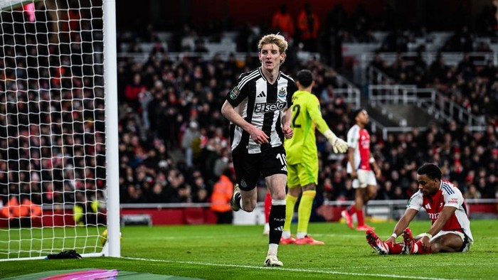 LONDON, ENGLAND - JANUARY 07:  Anthony Gordon of Newcastle United (10) celebrates after scoring  Newcastles second goal during the Carabao Cup Semi Final First Leg match between Arsenal and Newcastle United at Emirates Stadium on January 07, 2025 in London, England. (Photo by Serena Taylor/Newcastle United via Getty Images)