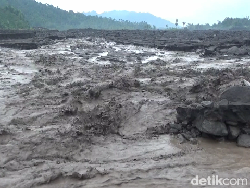 Banjir Lahar Semeru, Truk Penambang Pasir Terjebak-Warga Terisolir