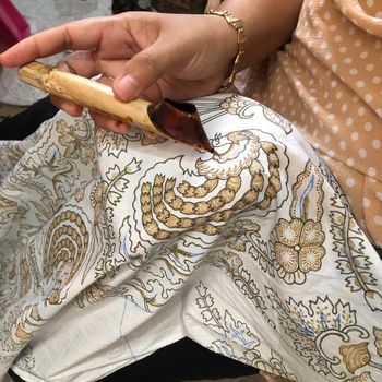 Mengambar di Atas Kain (Dok.Batik Obate)