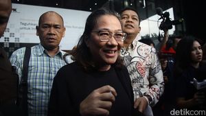 Berbaju Serba Hitam, Agustiani Tio Kembali Diperiksa KPK