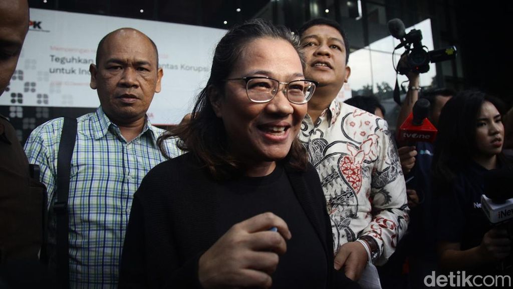 Berbaju Serba Hitam, Agustiani Tio Kembali Diperiksa KPK Berbaju Serba Hitam, Agustiani Tio Kembali Diperiksa KPK