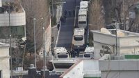 Deretan Bus Halangi Gerbang Masuk Kediaman Presiden Korsel Yoon Suk Yeol