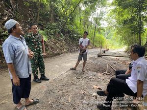Warga Iuran Perbaiki Jalan Rusak, Pemkab Pandeglang Akui Belum Tersentuh