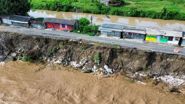 Jalan Raya di Sidoarjo Ambrol Tergerus Air Bendungan Rolak Songo