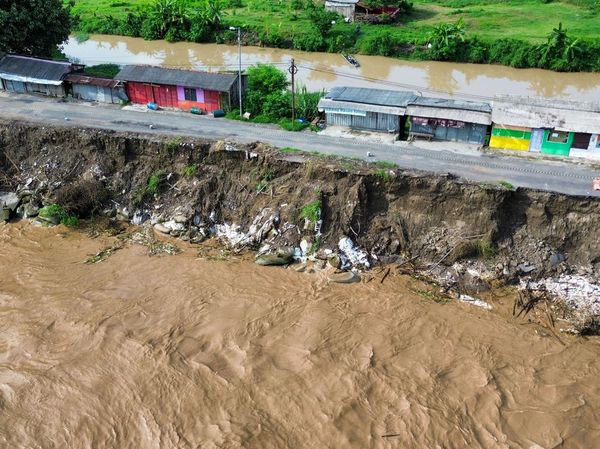 Jalan Raya di Sidoarjo Ambrol Tergerus Air Bendungan Rolak Songo
