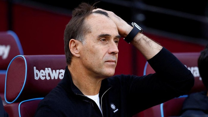 FILE PHOTO: Soccer Football - Premier League - West Ham United v Ipswich Town - London Stadium, London, Britain - October 5, 2024 West Ham United manager Julen Lopetegui before the match Action Images via Reuters/John Sibley/File Photo EDITORIAL USE ONLY. NO USE WITH UNAUTHORIZED AUDIO, VIDEO, DATA, FIXTURE LISTS, CLUB/LEAGUE LOGOS OR LIVE SERVICES. ONLINE IN-MATCH USE LIMITED TO 120 IMAGES, NO VIDEO EMULATION. NO USE IN BETTING, GAMES OR SINGLE CLUB/LEAGUE/PLAYER PUBLICATIONS. PLEASE CONTACT YOUR ACCOUNT REPRESENTATIVE FOR FURTHER DETAILS..