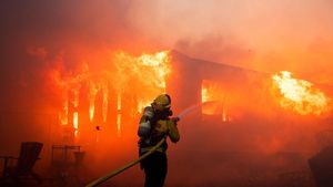Kebakaran Hutan di Los Angeles Merembet ke Rumah Warga