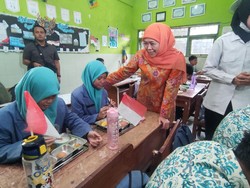 Khofifah Tinjau Pelaksanaan Program Makan Bergizi Gratis di Sidoarjo