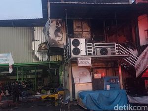Gudang Makanan Beku di Jombang Ludes Dilalap Si Jago Merah Gudang Makanan Beku di Jombang Ludes Dilalap Si Jago Merah