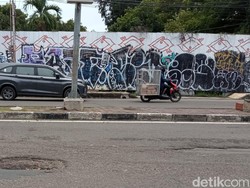 Jalan Cipto Mangunkusumo Cirebon Rusak, Pengendara Wajib Waspada