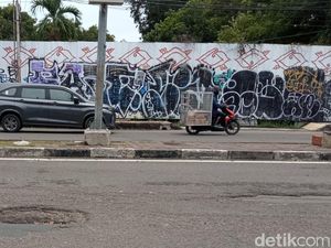Jalan Cipto Mangunkusumo Cirebon Rusak, Pengendara Wajib Waspada Jalan Cipto Mangunkusumo Cirebon Rusak, Pengendara Wajib Waspada
