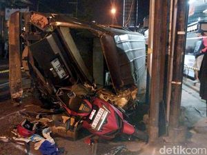 Laka Ngeri di Batu Jatim, Bus Tabrak Mobil-Motor Tewaskan 4 Orang Laka Ngeri di Batu Jatim, Bus Tabrak Mobil-Motor Tewaskan 4 Orang