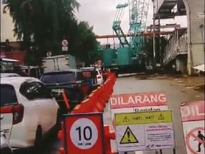 Lalin di Jl Pramuka arah Rawamangun Jaktim Macet Imbas Alat Berat Tutup Jalan