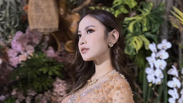 8 Gaya Mahalini di Acara 7 Bulanan Kehamilan, Menawan Berkebaya Soft Mocca