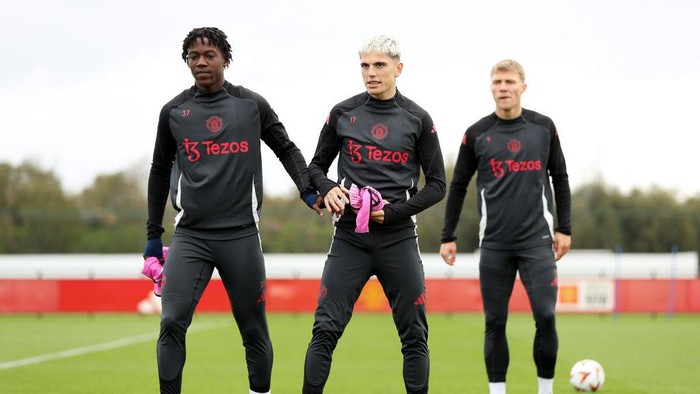 MANCHESTER, ENGLAND - OCTOBER 02: Kobbie Mainoo and Alejandro Garnacho of Manchester United train during the UEFA Europa League 2024/25 League Phase MD2 training and press conference at Carrington Training Ground on October 02, 2024 in Manchester, England. (Photo by Charlotte Tattersall/Getty Images)