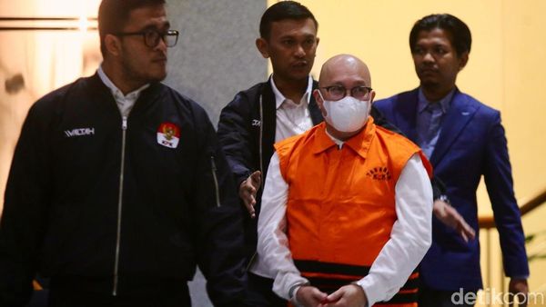 Potret Mantan Dirut Taspen Ditahan KPK Terkait Investasi Fiktif