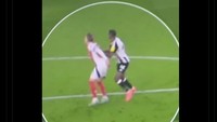 Alexander Isak-nya Newcastle dibilang memakai cara Arsenal, dengan mendorong pemain yang me-marking dirinya, untuk bikin gol. Foto: dok. Internet/X (Twitter)
