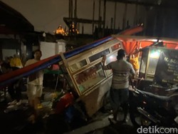 Gara-gara Remaja 17 Tahun, Gerobak Nasgor di Senayan Porak-poranda