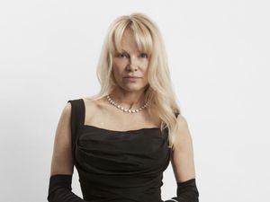 Pamela Anderson Ungkap Keuntungan Selalu Tampil Tanpa Makeup Pamela Anderson Ungkap Keuntungan Selalu Tampil Tanpa Makeup