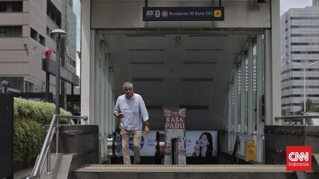 Aktivitas pekerja saat jam istirahat siang di sekitar bundaran Hotel Indonesia. Jakarta. Rabu, 8 Januari 2025. Pemerintah merujuk pada PP Nomor 45 Tahun 2015 tentang Penyelenggaraan Program Jaminan Pensiun, memperpanjang batas usia pensiun pekerja Indonesia dari 58 tahun menjadi 59 tahun yang berlaku mulai Januari 2025 yang juga menjadi landasan untuk dapat memanfaatkan program jaminan pensiun yang dilaksanakan BPJS Ketenagakerjaan (BPJS TK). CNNIndonesia/Adhi Wicaksono