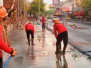 Tingkatan Kenyamanan Wisatawan, Pemkab Badung Lakukan Perawatan Trotoar
