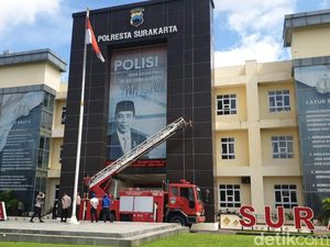 Respons Jokowi soal Poster Raksasa Gambar Dirinya di Polresta Solo Dicopot Respons Jokowi soal Poster Raksasa Gambar Dirinya di Polresta Solo Dicopot