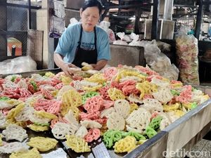 Kerupuk Abang Ijo Tetap Eksis di Bojonegoro Meski Pembeli Menurun Kerupuk Abang Ijo Tetap Eksis di Bojonegoro Meski Pembeli Menurun