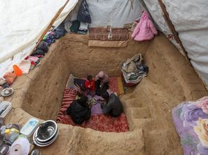 Pengungsi Gaza Bikin Lubang Bawah Tenda untuk Berlindung dari Serangan Israel Pengungsi Gaza Bikin Lubang Bawah Tenda untuk Berlindung dari Serangan Israel