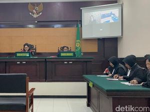 Polwan yang Bakar Suami di Mojokerto Nangis saat Bacakan Pledoi Polwan yang Bakar Suami di Mojokerto Nangis saat Bacakan Pledoi