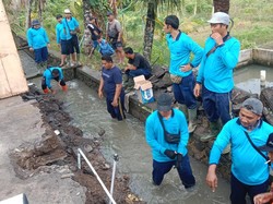 Jalan Puputan Renon Banjir gegara Saluran Air Tersumbat Sampah