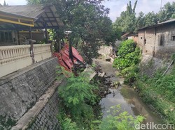 Plengsengan-Pagar Sungai di Kota Blitar Ambrol Akibat Hujan Deras