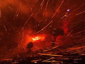 Potret Saat Bara Api Kebakaran Hutan Tertiup Angin Kencang