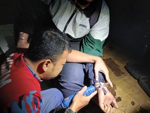 Usai Bercanda, Pria di Puncak Bogor Datangi Damkar gegara Tangan Terborgol