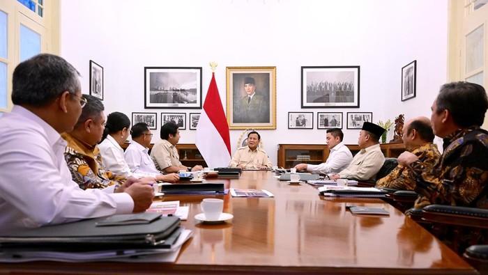 Rapat Presiden Prabowo Subianto beserta Menteri Kabinet Merah Putih di Istana Merdeka