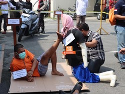 Babon Pembunuh Istri di Gudang Pleret Jalani Rekonstruksi, Sempat Peluk Anak