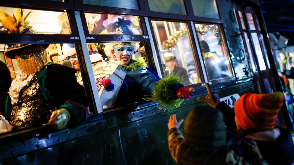 Semarak Karnaval di New Orleans AS Pascatragedi Mobil Tabrak Kerumunan Semarak Karnaval di New Orleans AS Pascatragedi Mobil Tabrak Kerumunan