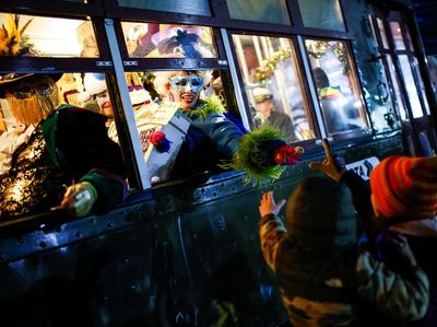 Semarak Karnaval di New Orleans AS Pascatragedi Mobil Tabrak Kerumunan