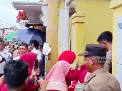 Gerbang SD di Depok Disegel Lagi Pakai Besi, Langsung Dibongkar Satpol PP