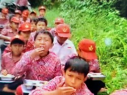 Viral Siswa SD di Sukabumi Terjang Akses Terjal Demi Makan Bergizi Gratis