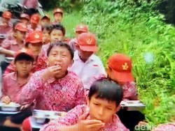 Harapan di Balik Video Viral Siswa SD Tempuh Jalan Terjal Demi MBG