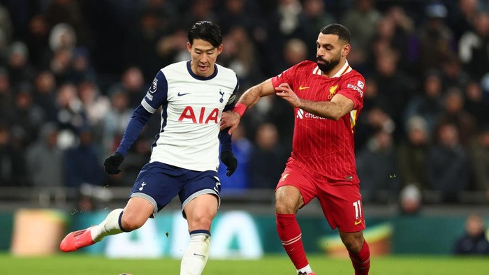 Tottenham vs Liverpool LONDON, ENGLAND - DECEMBER 22: Son Heung-Min of Tottenham Hotspur is under pressure from Mohamed Salah of Liverpool during the Premier League match between Tottenham Hotspur FC and Liverpool FC at Tottenham Hotspur Stadium on December 22, 2024 in London, England. (Photo by Shaun Brooks - CameraSport via Getty Images)