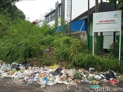 Jorok! Jalan Perkantoran Bima Cirebon Dipenuhi Sampah