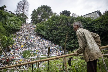 Air Terjun Sampah Mengancam Kesehatan Warga