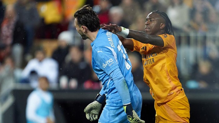 VALENCIA, SPAIN - JANUARY 03: Vinicius Junior of Real Madrid CF slaps Stole Dimitrievski of Valencia CF during the LaLiga EA Sports match between Valencia CF and Real Madrid CF at Estadio Mestalla on January 03, 2025 in Valencia, Spain. (Photo by Mateo Villalba/Getty Images)