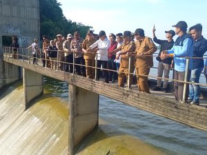 Waduk Klampis Sampang Alami Sedimentasi 13 Tahun, Irigasi Pertanian Terganggu Waduk Klampis Sampang Alami Sedimentasi 13 Tahun, Irigasi Pertanian Terganggu