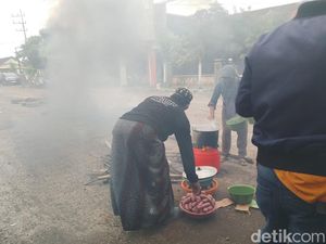 Tuntut Perbaikan, Warga Puger Jember Rebus Ubi di Tengah Jalan Provinsi Tuntut Perbaikan, Warga Puger Jember Rebus Ubi di Tengah Jalan Provinsi