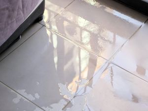 Kenapa Air Tiba-tiba Muncul dari Lantai? Ini Penyebabnya Kenapa Air Tiba-tiba Muncul dari Lantai? Ini Penyebabnya