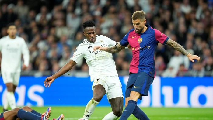 2180549304 Vinicius Junior left winger of Real Madrid and Brazil and IƱigo Martinez centre-back of Barcelona and Spain compete for the ball during the La Liga match between Real Madrid CF and FC Barcelona at Estadio Santiago Bernabeu on October 27, 2024 in Madrid, Spain. (Photo by Jose Breton/Pics Action/NurPhoto via Getty Images)